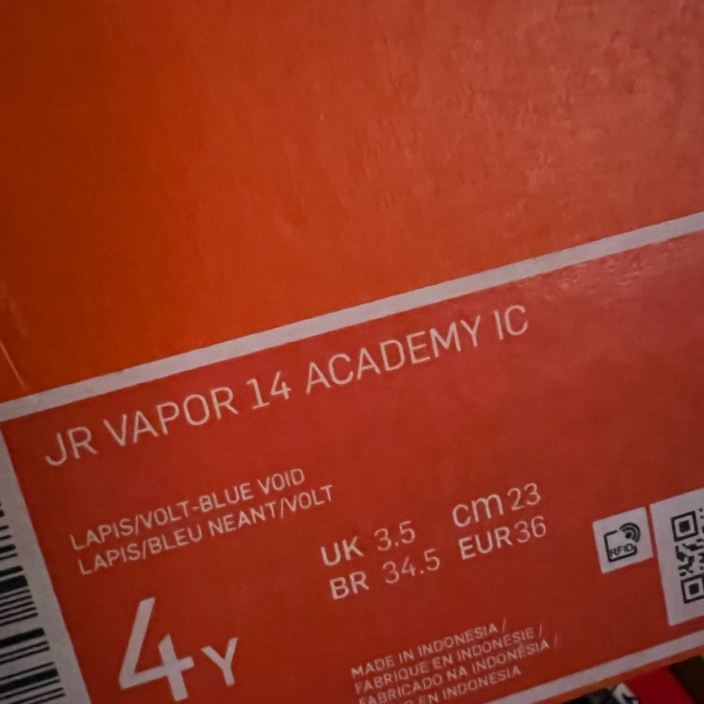 New Nike soccer shoes - Picture 4 of 5